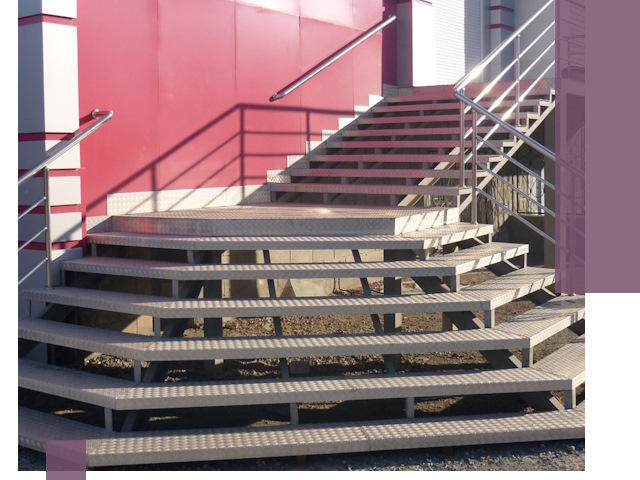 Лестницы для магазина в Большой Камне — изготовление и монтаж