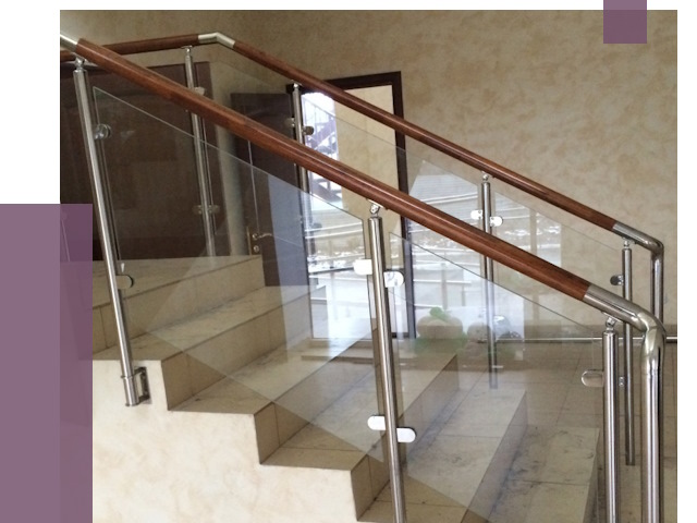 Комбинированные перила из металла и дерева в Большой Камне