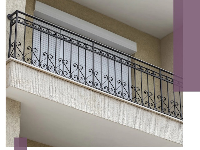 Балконные ограждения из металла и стекла в Большой Камне для домов