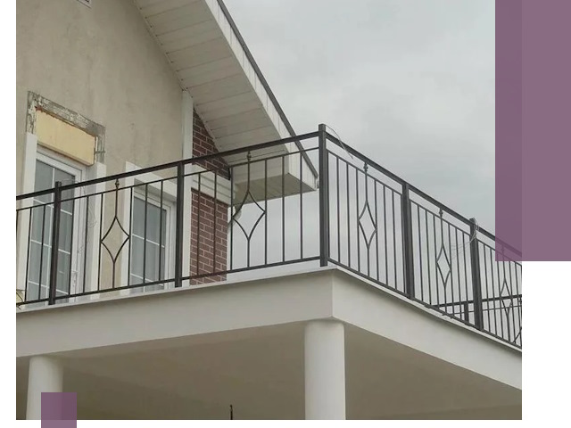 Изготовление балконных ограждений в Большой Камне из металла и стекла