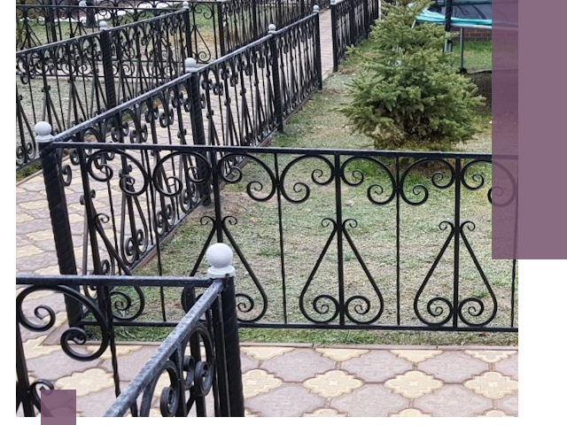 Кованые газонные ограждения под ключ в Большой Камне